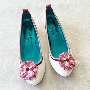 IRREGULAR CHOICE White Kitten Heels Tapetastic Toes